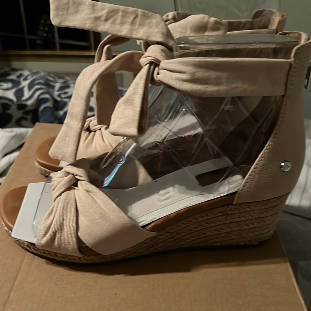 Ugg Women’s Yarrow 8.5 -NIB